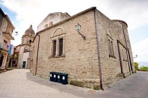 iglesia urbana en castiglione di sicilia, italia foto