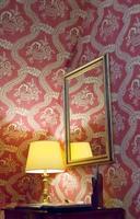 lámpara retro amarilla y papel tapiz de seda vintage rojo foto