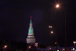vodovzvodnaya torre del kremlin de moscú por la noche foto