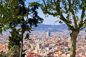 panorama de la ciudad de barcelona desde la colina de montjuic foto