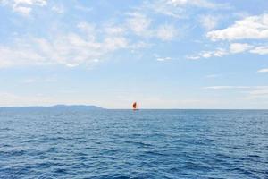 yate rojo en el mar azul adriático, croacia foto