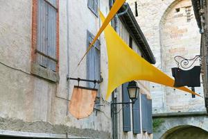 calle medieval en la ciudad de carcassonne foto