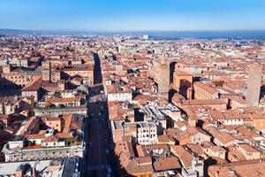 vista desde la torre asinelli en strada maggiore en bolonia foto