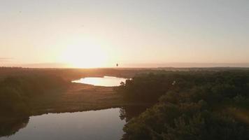 Blick auf die Sonne, die sich in einer Flusslandschaft spiegelt video