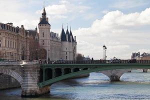 río sena y pont de notre dame en parís foto