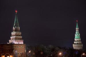 torres del kremlin de moscú de noche, foto