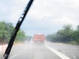 conducir bajo la lluvia de verano foto