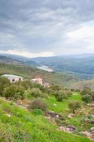 valle de montaña y río en jordania foto