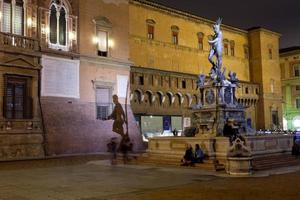 fuente de neptuno con sombra en la pared de la sala borsa en bolonia foto