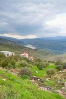 valle de montaña y río en jordania foto