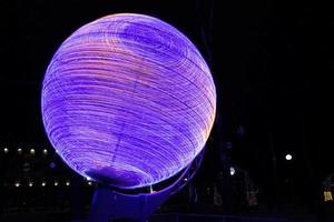 globo, modelo de la tierra en luces de neón por la noche. foto