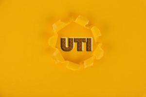 uti abreviatura infección del tracto urinario, concepto, fondo amarillo. foto
