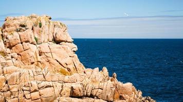 acantilado de granito rosa de la isla de ile-de-brehat foto