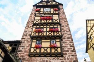 fachada de la antigua torre del reloj riquewihr town foto