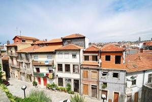 vista de la pequeña calle en la ciudad de Oporto foto