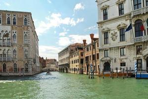 fachadas de casas a lo largo del canal veneciano, venic foto