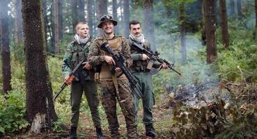 soldados militares en el campo foto