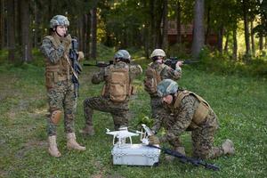 el escuadrón de soldados está usando drones para explorar