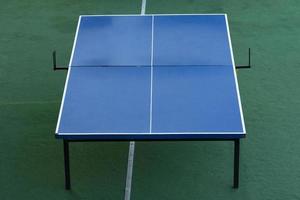 mesa de tenis abierta azul para ping-pong sin red. foto