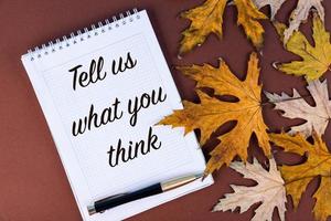 díganos lo que piensa, inscripción, texto, en un cuaderno blanco sobre un fondo de otoño, hojas de arce. motivación.