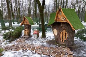 moscú, rusia - 2 de enero de 2021 parque infantil con escultura de personajes de cuentos de hadas. anciano - hombre del bosque con un sombrero de hongo foto