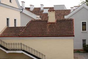 edificios históricos. techos de tejas marrones y una escalera de la ciudad vieja. foto