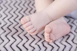 pies de bebe los pies de un niño pequeño se cierran. foto