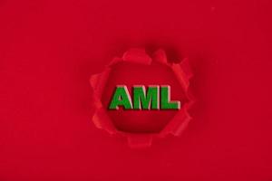 imagen conceptual del acrónimo comercial aml anti lavado de dinero escrito sobre un fondo rojo en letras verdes. foto