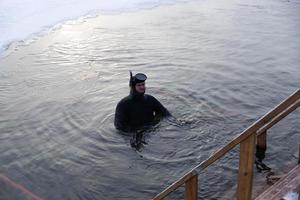 un hombre en traje de buceo. un buzo de rescate profesional está en el hoyo y está listo para ayudar a una persona que se está ahogando. foto