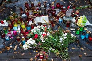 velas funerarias y lámparas de reposo en las iglesias católica y ortodoxa. oraciones católicas cristianas. foto