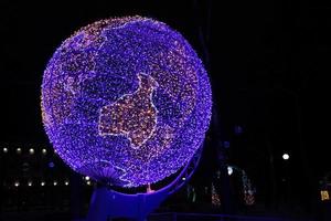 globo, modelo de la tierra en luces de neón por la noche. foto