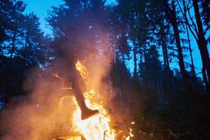 soldado en acción por la noche saltando sobre el fuego foto