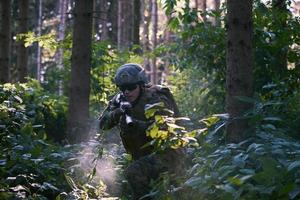 soldado en acción apuntando a la óptica de mira láser de arma foto