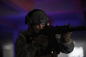 soldado de guerra moderna en el campo de batalla del entorno urbano foto