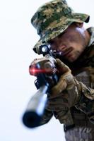 soldado en acción con el objetivo de la vista láser óptica