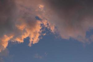 paisaje de nubes. nubes de cúmulos de verano rosas y marrones en un cielo azul durante la puesta de sol. fondo de pantalla. antecedentes. foto