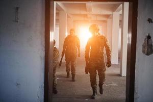 tropas militares en acción entorno urbano foto