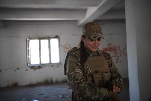 mujer soldado militar tomando un descanso foto