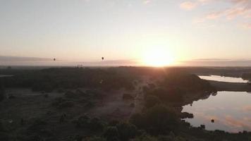 Sonnenaufgang scheint über einer Landschaft aus Feldern und Bäumen video