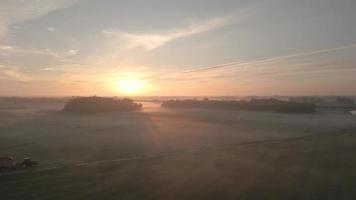 zon stijgen schijnt over- een landschap van velden en bomen video