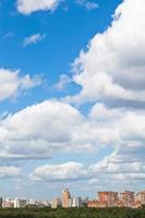 nubes de paquete de lana sobre el distrito urbano foto