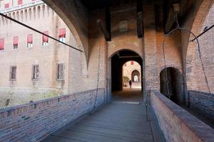 puente al castillo estense en ferrara foto