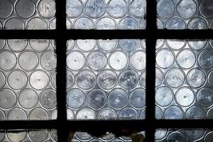 ventana de vidrio de botella medieval foto