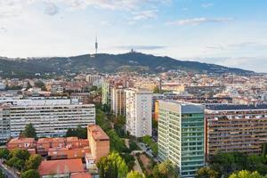 vista de barcelona y la montaña del tibidabo foto