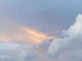 cloudscape en el cielo del atardecer foto