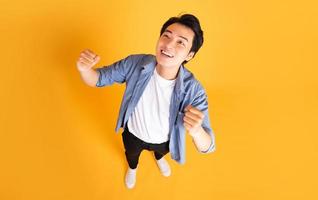 imagen de un hombre asiático posando sobre un fondo amarillo foto