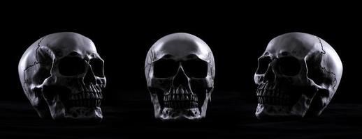 cráneo humano de halloween en una vieja mesa de madera sobre fondo negro. forma de hueso del cráneo para la cabeza de la muerte en el festival de halloween que muestra el horror del mal. vista frontal izquierda derecha, espacio de copia foto