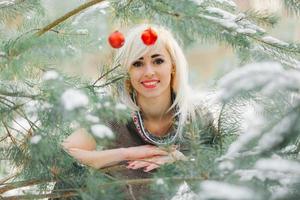 retrato de una chica hermosa en un bosque nevado. mujer en el parque de invierno. árbol de Navidad. enfoque suave foto