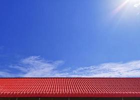 el techo rojo es hermoso y brillante con el cielo. fondo azul brillante foto