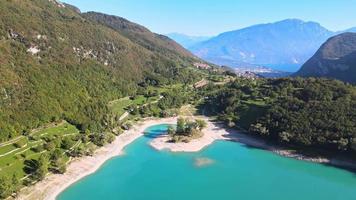 vista de pájaro del lago tenno en verano video